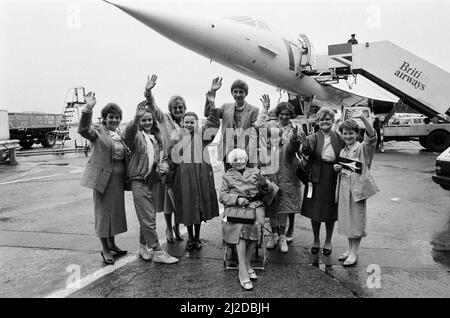 Passagers de la Concorde debout devant un Concorde. 2nd avril 1986. Banque D'Images