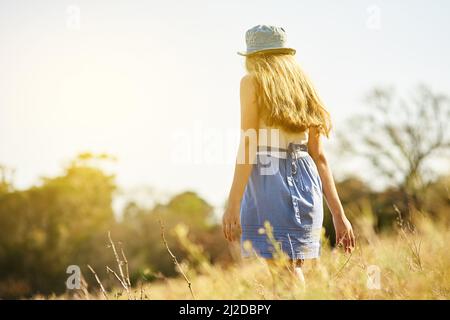 La nature apporte une consolation dans tous les problèmes. Photo d'une jeune femme sur un arbre dans la campagne. Banque D'Images