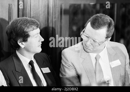 Les joueurs de snooker Steve Davis et Dennis Taylor qui ont récemment contesté la finale classique du championnat du monde de Black ball à Sheffield, assistent à une conférence de presse pour promouvoir le prochain tournoi de trophées de Matchroom 1985. Mai 1985. Banque D'Images