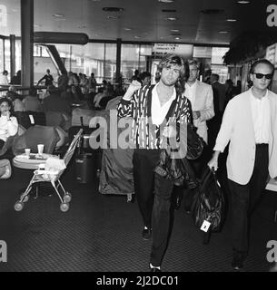 George Michael, du groupe pop Wham!, quitte Heathrow pour New York. Il va jouer dans un concert de charité Stevie Wonder. 1st mai 1985. Banque D'Images