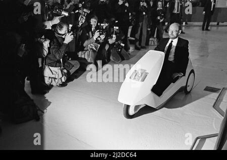 Le nouveau véhicule électrique Sir Clive Sinclair dans son nouveau véhicule électrique, le C5. Sir Clive rencontre la presse photo prise le 10th janvier 1985 Banque D'Images