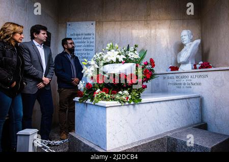 Buenos Aires, Argentine. 30th mars 2022. Les partisans de l'Union civique radicale (UCR) et les partisans de l'ancien président Raúl Alfonsín montrent leur respect devant la tombe du premier président après le retour à la démocratie en Argentine en 1983. Hommage à l'ancien président Raúl Alfonsín. Le Comité national de l'Union civique radicale (UCR), un parti politique auquel appartenait Alfonsín, lui a rendu hommage au cimetière de Recoleta 13 ans après sa mort. Crédit : SOPA Images Limited/Alamy Live News Banque D'Images