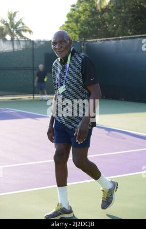 KEY BISCAYNE, FL - MARS 21: Vénus et Serena Williams sont de grandes sœurs d'un nouveau frère. Leur père Richard Williams est redevenu un père à l'âge de 70 ans avec sa femme de 30 quelque chose Lakeisha Williams, le nom de bébés est Dylan Starr Richard Williams. Vu ici en regardant Serena Williams des États-Unis vaincre Flavia Pennetta de l'Italie lors de l'ouverture de Sony au Crandon Park tennis Center le 21 mars 2013 à Key Biscayne, Floride. Personnes: Richard Williams Lakeisha Williams Dylan Starr Richard Williams crédit: Storms Media Group/Alay Live News Banque D'Images