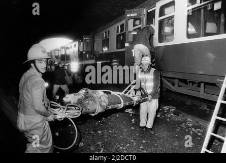 Des pompiers et des ambulanciers ont été mis à l'épreuve le 16th mars 1986 dans un déraillement et une explosion simulés dans un tunnel ferroviaire de Tyneside. Pour rendre l'exercice aussi réaliste que possible, les sauveteurs ont été gênés par un accès insuffisant et des conditions de noir à l'intérieur du tunnel Banque D'Images