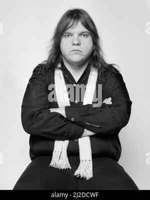 Pain de viande. Aussi parfois épeautre Meatloaf. Le vrai nom de Meat Loaf est Michael Lee Aday (né Marvin Lee Aday le 27th 1947 septembre). Il est chanteur, compositeur, musicien, acteur, producteur de disques, Il est connu pour la trilogie d'albums de Bat Out of Hell, composée de Bat Out of Hell, Bat Out of Hell II: Back into Hell, et Bat Out of Hell III: The Monster is Loose. Bat Out of Hell a vendu plus de 43 millions d'exemplaires dans le monde entier. Photo prise le 15th janvier 1985. L'image fait partie d'un ensemble d'images sur le sujet de la Levitation, où les gens le soulèvent. Banque D'Images