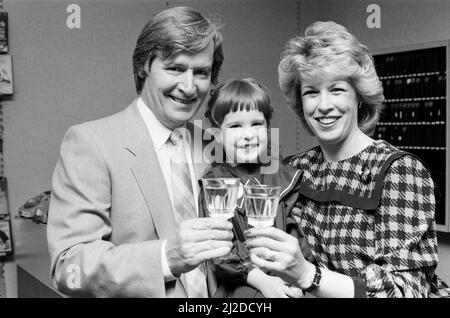 L'acteur de la rue du couronnement William Roache ouvre un magasin à Bolton avec sa femme Sarah et sa fille Verity. 25th mai 1985. Banque D'Images