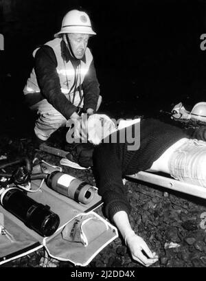 Des pompiers et des ambulanciers ont été mis à l'épreuve par un déraillement et une explosion simulés dans un tunnel ferroviaire de Tyneside le 17th mars 1986. Pour rendre l'exercice aussi réaliste que possible, les sauveteurs ont été gênés par un accès insuffisant et des conditions de noir à l'intérieur du tunnel. Comme le dernier des blessés ont été traités, les chefs d'incendie et d'ambulance ont réussi l'opération. Banque D'Images