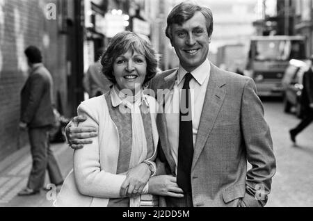 Penelope Keith et son mari Rodney Timpson devant l'Apollo Theatre. 24th octobre 1985. Banque D'Images