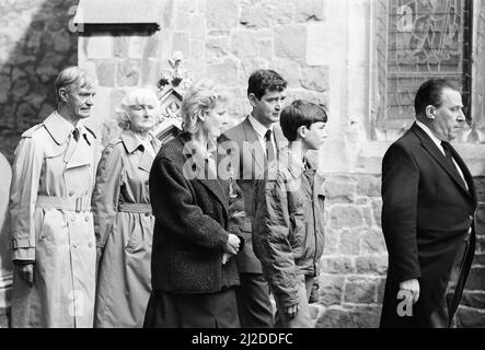 Obsèques de Dawn Ashworth, Église paroissiale d'Enderby, Leicestershire, jeudi 28th août 1986. Notre photo montre ... Barbara et Robin Ashworth, parents de Dawn Ashworth. Le corps de la jeune fille Dawn Ashworth âgée de 15 ans a été trouvé dans une zone boisée près d'un sentier appelé Ten Pound Lane à Enderby (2nd août). Dawn Ashworth avait été battue, sauvagement violée et étranglée à mort. Colin Pitchfork a été condamné à la prison à vie après avoir reconnu les meurtres séparés de Lynda Mann, âgée de 15 ans (1983 ans), et de Dawn Ashworth, âgée de 15 ans (1986 ans). Il a été la première personne reconnue coupable de meurtre à base d'ADN fingerpr Banque D'Images