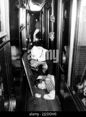 Des pompiers et des ambulanciers ont été mis à l'épreuve par un déraillement et une explosion simulés dans un tunnel ferroviaire de Tyneside le 17th mars 1986. Pour rendre l'exercice aussi réaliste que possible, les sauveteurs ont été gênés par un accès insuffisant et des conditions de noir à l'intérieur du tunnel. Comme le dernier des blessés ont été traités, les chefs d'incendie et d'ambulance ont réussi l'opération. Banque D'Images