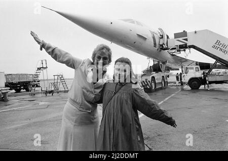 Passagers de la Concorde debout devant un Concorde. 2nd avril 1986. Banque D'Images