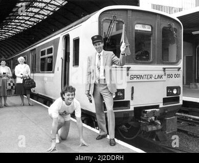 La nouvelle étoile de sprint de British Rail s'est précipitée à Newcastle pour terminer un tour d'honneur vers le nord le 9th août 1985. Le nouveau sprinter 150 était visible dans le Nord-est après avoir terminé avec succès ses essais dans les Midlands de l'est. L'athlète olympique Midle McLeod fait la vague dans le nouveau train, et à ses marques est l'assistante de projet Vanessa Mooney Banque D'Images