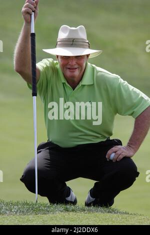 16 sept 2011-Incheon, Corée du Sud-Tom Kite of USA, 18th hall vérifie sa ligne de mise lors du premier tour du championnat PGA Songdo IBD au club de golf Jack Nicklaus à Incheon, à l'ouest de Séoul, le 16 septembre 2011, Corée du Sud. Banque D'Images