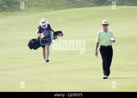 16 sept 2011-Incheon, Corée du Sud-Tom Kite des États-Unis (R), déménagement après 18th t-shirts de salle lors du premier tour du championnat PGA Tour Songdo IBD au club de golf Jack Nicklaus à Incheon, à l'ouest de Séoul, le 16 septembre 2011, Corée du Sud. Banque D'Images