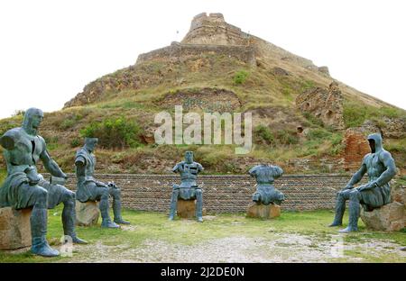 La forteresse de Gori avec sculptures du Mémorial des héros guerriers géorgiens au Foothill, ville de Gori, Géorgie Banque D'Images