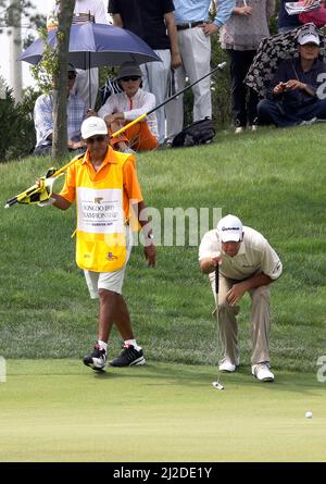 17 sept 2011-Incheon, Corée du Sud-Tom Lehman des États-Unis, vérifiez sa ligne de mise 8th lors du deuxième tour du championnat PGA Tour Songdo IBD au club de golf Jack Nicklaus à Incheon, à l'ouest de Séoul, le 17 septembre 2011, Corée du Sud. Banque D'Images