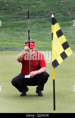 17 sept 2011-Incheon, Corée du Sud-Michael Allen des Etats-Unis, vérifiez sa ligne de mise lors du championnat PGA Tour Songdo IBD deuxième tour au club de golf Jack Nicklaus à Incheon, à l'ouest de Séoul, le 17 sept 2011, Corée du Sud. Banque D'Images