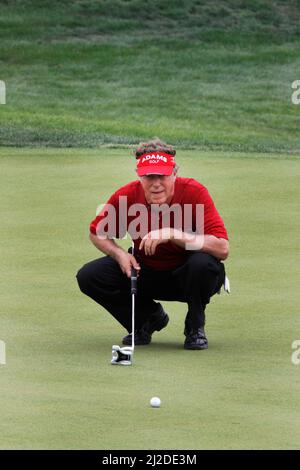 17 sept 2011-Incheon, Corée du Sud-Michael Allen des Etats-Unis, vérifiez sa ligne de mise lors du championnat PGA Tour Songdo IBD deuxième tour au club de golf Jack Nicklaus à Incheon, à l'ouest de Séoul, le 17 sept 2011, Corée du Sud. Banque D'Images