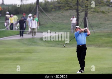 17 sept. 2011-Incheon, Corée du Sud-Tom Kite des États-Unis, 18th hall d'approche pendant le championnat PGA Tour Songdo IBD deuxième tour au club de golf Jack Nicklaus à Incheon, à l'ouest de Séoul, le 17 sept. 2011, Corée du Sud. Banque D'Images