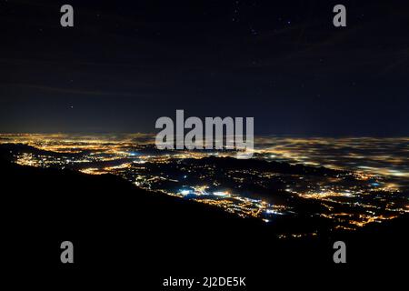 Plain allumé partiellement couvert par le brouillard, des lumières douces. Le Mont Grappa, paysage italien Banque D'Images