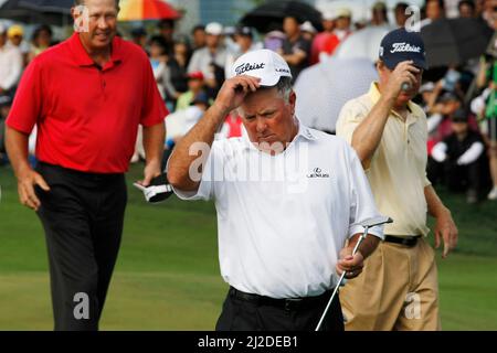 18 sept 2011-Incheon, Corée du Sud-Mark O'Meara des États-Unis (C), laissant le vert après 18th matchs de salle lors de la finale du championnat PGA Songdo IBD au club de golf Jack Nicklaus à Incheon le 18 sept 2011. Banque D'Images