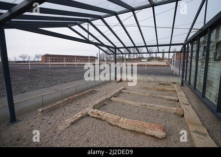 31 mars 2022, Hambourg: Vue sur le soi-disant 'bunker', un bâtiment de détention avec cinq cellules, sur le terrain du mémorial du camp de concentration de Neuengamme à Hambourg. Environ 3 500 enfants de moins de 15 ans ont été emprisonnés dans le camp près de Hanovre, selon la Hamburg Memorials and Learning sites Foundation. L'un des prisonniers les plus célèbres a été Anne Frank, une jeune fille de 15 ans dont la famille juive s'est enfui à Amsterdam après que les nazis aient pris le pouvoir et y ont vécu en se cachant pendant deux ans. L'exposition peut être vue à partir de 03.04.2022 dans le mémorial du camp de concentration de Neuengamme, où les enfants se font Banque D'Images