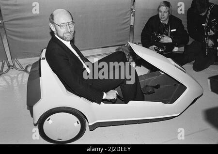 Le nouveau véhicule électrique Sir Clive Sinclair dans son nouveau véhicule électrique, le C5. Sir Clive rencontre la presse photo prise le 10th janvier 1985 Banque D'Images