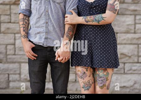 Leurs corps sont les pages de leur histoire d'amour. Photo rognée d'un couple avec des tatouages sur leur corps. Banque D'Images