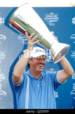 18 sept. 2011-Incheon, Corée du Sud-Jay Don Blake des États-Unis, a remporté le trophée du tournoi lors de la compétition PGA Tour Songdo IBD au club de golf Jack Nicklaus à Incheon le 18 sept. 2011. Jay Don Blake a survécu à un match de cinq trous à quatre joueurs dimanche et a remporté le championnat de Songdo du Champions Tour en Corée du Sud. C'était la première victoire de Blake en tournoi depuis 1991 quand il a gagné l'Open de Lehman Brothers de Shearson et l'Open d'Argentine en 1991. Banque D'Images