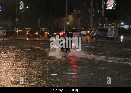 Rio de Janeiro, Rio de Janeiro, Brésil. 31st mars 2022. (INT) de fortes pluies provoquent des inondations dans plusieurs parties de Rio de Janeiro. 1 avril 2022, Rio de Janeiro, Brésil : rues inondées dans le centre-ville en raison de fortes pluies qui frappent la ville à la fin de la nuit jeudi (31). Le centre des opérations de l'hôtel de ville a signalé avoir enregistré une pluie de plus de 60 millimètres, en 1 heures, aux stations Guaratiba, Jardim Botanico et Alto da Boa Vista. (Credit image: © Jose Lucena/TheNEWS2 via ZUMA Press Wire) Banque D'Images