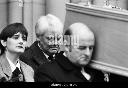 Tony Booth assiste aux funérailles de sa femme Pat Phoenix à l'Église du Saint-Nom, Manchester. Sa fille Cherie Blair est photographiée à côté de lui. 23rd septembre 1986. Banque D'Images