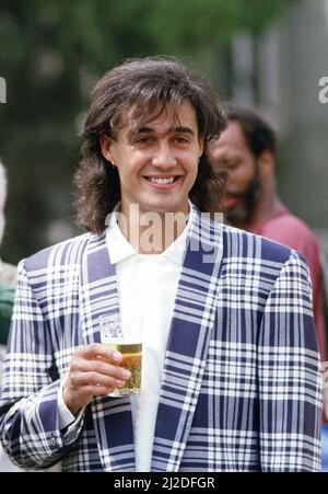 Groupe pop britannique Wham photographié lors de leur visite de 10 jours en Chine, le 1985 avril. Chanteur et guitariste Andrew Ridgeley pendant le voyage historique. Banque D'Images