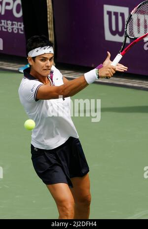 20 sept 2011-Séoul, Corée du Sud-Eleni Daniilidou de Grèce, retourne à SO-Jung Kim de Corée (pas d'image), lors d'une seule journée de jeu, le premier dans le Hansol Korea Open tennis au terrain de tennis du parc olympique dans l'est de Séoul, le 20 septembre 2011, Corée du Sud. Eleni Daniilidou a gagné en 4-6, 6-2, 7-5. Banque D'Images