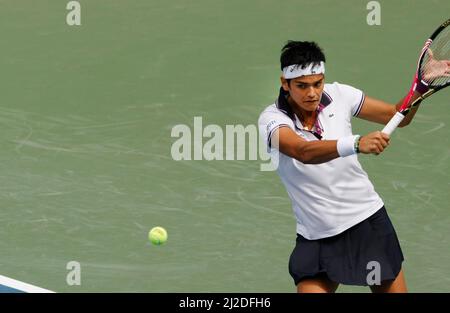 20 sept 2011-Séoul, Corée du Sud-Eleni Daniilidou de Grèce, retourne à SO-Jung Kim de Corée (pas d'image), lors d'une seule journée de jeu, le premier dans le Hansol Korea Open tennis au terrain de tennis du parc olympique dans l'est de Séoul, le 20 septembre 2011, Corée du Sud. Eleni Daniilidou a gagné en 4-6, 6-2, 7-5. Banque D'Images