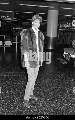 La femme bionique, l'actrice Lindsay Wagner, à l'aéroport de Gatwick. 13th janvier 1986. Banque D'Images