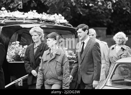 Obsèques de Dawn Ashworth, Église paroissiale d'Enderby, Leicestershire, jeudi 28th août 1986. Notre photo montre ... Barbara et Robin Ashworth, parents de Dawn Ashworth. Le corps de la jeune fille Dawn Ashworth âgée de 15 ans a été trouvé dans une zone boisée près d'un sentier appelé Ten Pound Lane à Enderby (2nd août). Dawn Ashworth avait été battue, sauvagement violée et étranglée à mort. Colin Pitchfork a été condamné à la prison à vie après avoir reconnu les meurtres séparés de Lynda Mann, âgée de 15 ans (1983 ans), et de Dawn Ashworth, âgée de 15 ans (1986 ans). Il a été la première personne reconnue coupable de meurtre à base d'ADN fingerpr Banque D'Images