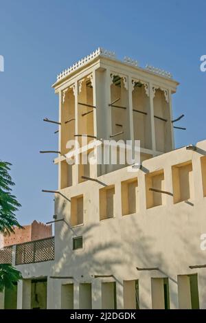 Le magnifique tour du vent au fort de Ras al Kaimah, dans les Émirats Arabes Unis, vu de la cour ombragée. Banque D'Images