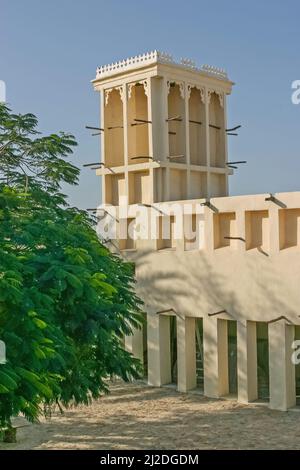 Le magnifique tour du vent au fort de Ras al Kaimah, dans les Émirats Arabes Unis, vu de la cour ombragée. Banque D'Images