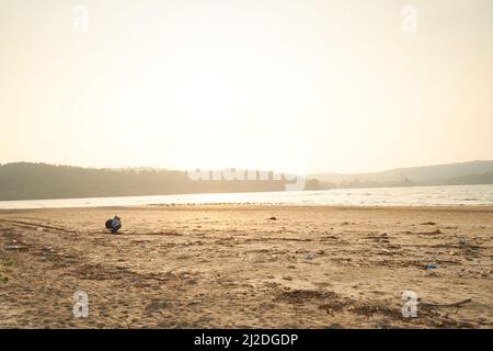 Sur les plages de Ratnagiri au Maharashtra. Cette année, moins d'oiseaux migrateurs ont été trouvés. La perte de bio-diversité est très visible. Banque D'Images