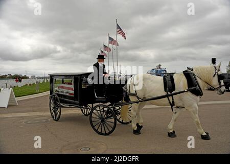 Le héros américain se repose. Le général de brigade Robert Cardenas, USAF, Ret, les services de committal ont eu lieu au cimetière national Miramar, à San Diego, en Californie, le 31 mars 2022. Le général Cardenas a volé le B-29 qui a porté Chuck Yeager aloft à sa vitesse de vol record. Après avoir élué la capture pendant la Seconde Guerre mondiale, Cardenas est retourné dans les États pour effectuer un essai en vol sur des avions allemands capturés. Après la guerre, il a été le pilote d'essai principal sur le YB-49, l'aile volante originale. Ses médailles comprennent la Croix de vol distinguée, la Médaille du service distingué et le coeur pourpre. Banque D'Images