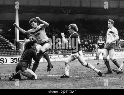 Tony Codon (né le 19 mai 1961) est un ancien footballeur anglais qui a joué comme gardien de but. Né à Tamworth, il a fait 500 apparitions à la Ligue de football et à la Premier League pour Birmingham City, Watford, Manchester City et Sunderland. Il est sorti brièvement de sa retraite en 2004 pour Hereford United après une crise de gardien de but. Après un bref passage comme agent de football, Coton est devenu le scout en chef de Wigan Athletic. Il a également travaillé comme scout pour Bolton Wanderers avant de devenir le chef du recrutement de gardien de but d'Aston Villa en 2015. (Photo) Old First Division One Match, Aston Villa 4 - 1 Watford. Banque D'Images