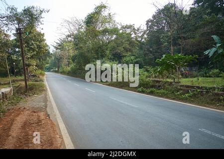 Routes sinueuses dans les montagnes Sahyadri de Maharashtra, Inde. Les ahyadris font partie des montagnes Ghat occidentales le long de l'ouest de l'Inde Banque D'Images