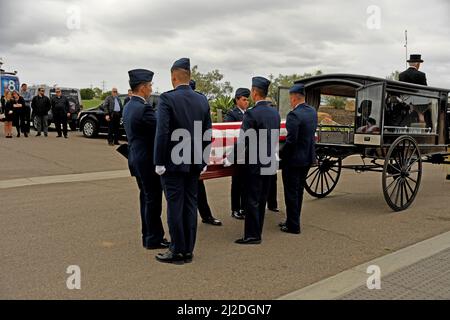 Le héros américain se repose. Le général de brigade Robert Cardenas, USAF, Ret, les services de committal ont eu lieu au cimetière national Miramar, à San Diego, en Californie, le 31 mars 2022. Le général Cardenas a volé le B-29 qui a porté Chuck Yeager aloft à sa vitesse de vol record. Après avoir élué la capture pendant la Seconde Guerre mondiale, Cardenas est retourné dans les États pour effectuer un essai en vol sur des avions allemands capturés. Après la guerre, il a été le pilote d'essai principal sur le YB-49, l'aile volante originale. Ses médailles comprennent la Croix de vol distinguée, la Médaille du service distingué et le coeur pourpre. Banque D'Images