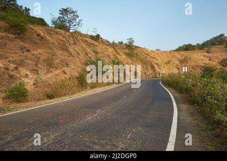 Routes sinueuses dans les montagnes Sahyadri de Maharashtra, Inde. Les ahyadris font partie des montagnes Ghat occidentales le long de l'ouest de l'Inde Banque D'Images