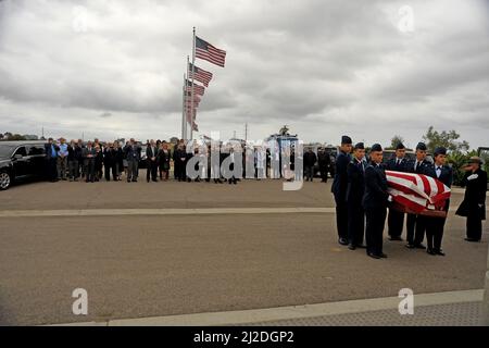 Le héros américain se repose. Le général de brigade Robert Cardenas, USAF, Ret, les services de committal ont eu lieu au cimetière national Miramar, à San Diego, en Californie, le 31 mars 2022. Le général Cardenas a volé le B-29 qui a porté Chuck Yeager aloft à sa vitesse de vol record. Après avoir élué la capture pendant la Seconde Guerre mondiale, Cardenas est retourné dans les États pour effectuer un essai en vol sur des avions allemands capturés. Après la guerre, il a été le pilote d'essai principal sur le YB-49, l'aile volante originale. Ses médailles comprennent la Croix de vol distinguée, la Médaille du service distingué et le coeur pourpre. Banque D'Images