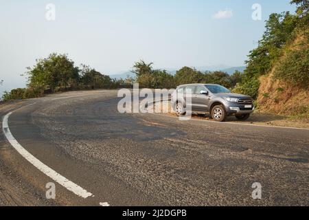 Routes sinueuses dans les montagnes Sahyadri de Maharashtra, Inde. Les ahyadris font partie des montagnes Ghat occidentales le long de l'ouest de l'Inde Banque D'Images