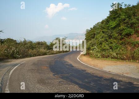 Routes sinueuses dans les montagnes Sahyadri de Maharashtra, Inde. Les ahyadris font partie des montagnes Ghat occidentales le long de l'ouest de l'Inde Banque D'Images