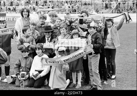 Pop star et Watford FC Président, Elton John, distribuant des oeufs de pâques aux fans. Watford v Southampton match de football. 6e avril 1985. Banque D'Images