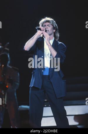 Groupe pop britannique Wham photographié lors de leur visite de 10 jours en Chine, le 1985 avril. George Michael sur scène pendant le concert du groupe au Peking's People's Gymnasium. C'était le tout premier concert d'un groupe pop occidental en Chine communiste. Banque D'Images