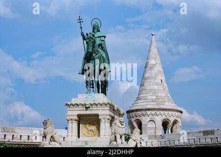 Statue du roi Saint Stephen, héros national hongrois, près du bastion des pêcheurs sur la colline du château Banque D'Images